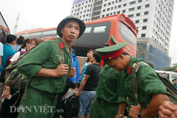 
Các chiến sĩ thuộc sư đoàn 312 tranh thủ những ngày nghỉ đang ngóng trông chuyến xe để về Nam Định.