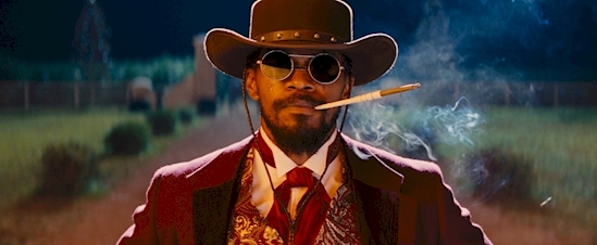 
Django đã mang một cặp kính ngầu trong suốt bộ phim. Không may là cái kính này chỉ được bày bán 60 năm sau thời điểm trong phim. (Ảnh: Internet)