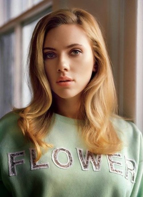 
Scarlett Johansson khiến người đối diện không thể rời mắt bởi vẻ ngoài đẹp hoàn hảo của mình. Nữ diễn viên sở hữu mái tóc vàng óng, cặp mắt xanh cùng một thân hình chuẩn mực với những đường cong nóng bỏng.
