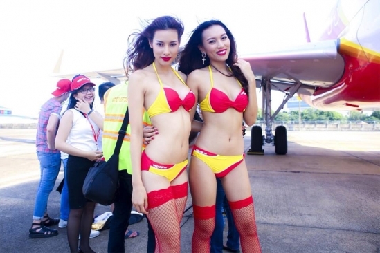 
Mẫu bikini chụp ảnh quảng cáo cho hãng hàng không