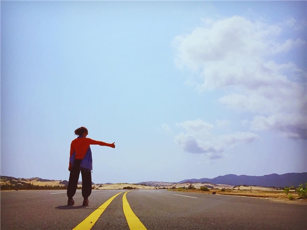 
Nhớ rẽ vào con đường vạch vàng "huyền thoại" ở Đầm Môn để chụp ảnh nhé. (Ảnh: Instagram @lynkchuzz)