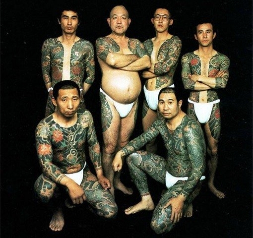 
Các thành viên Yakuza với đặc trưng xăm trổ kín người.