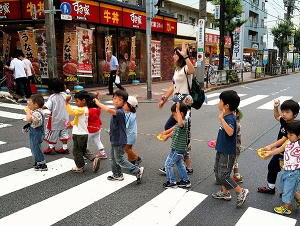 Người Nhật Bản dạy trẻ em về văn hóa xếp hàng từ rất sớm. (Ảnh Internet)