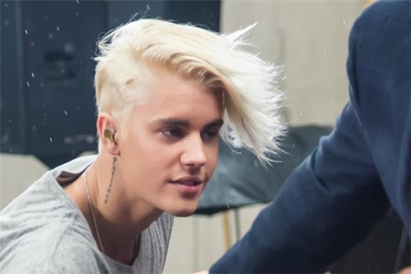 
Mái tóc được nhuộm trắng và để lệch một bên cũng khá ấn tượng của Justin Bieber.