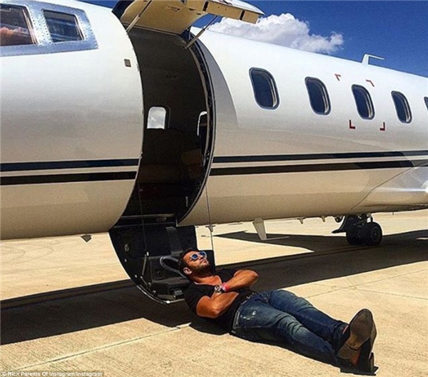 
Một ông bố say ngủ cùng... chiếc phi cơ riêng khiến bao người “phát sốt”. (Ảnh: Rich Parents of Instagram)