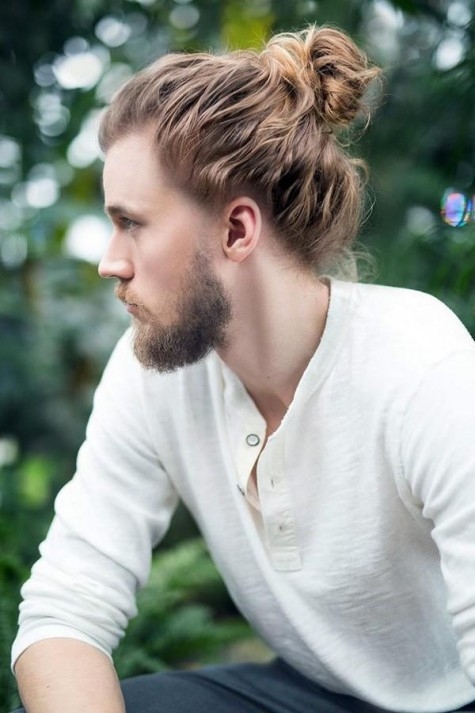 
Kiểu tóc dài cột cao phù hợp hơn cả với người có râu quai nón.