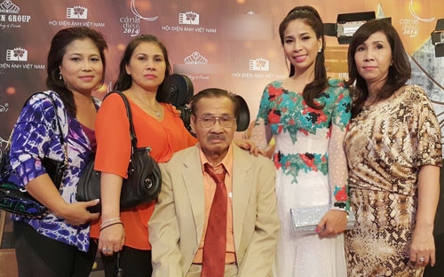 
Hình ảnh Lý Hương bên cạnh gia đình trong một sự kiện được tổ chức tại thành phố Hồ Chí Minh. - Tin sao Viet - Tin tuc sao Viet - Scandal sao Viet - Tin tuc cua Sao - Tin cua Sao