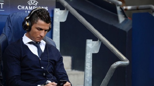 
Ronaldo từng buồn bã ngồi dự bị ở lượt đi trước Man City
