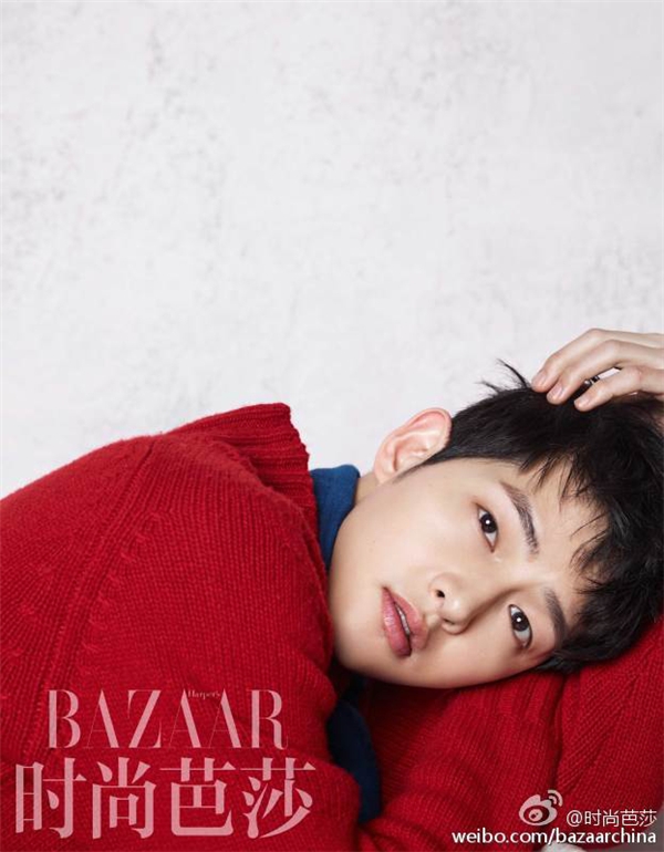 
Vừa qua, Song Joong Ki cũng chính là gương mặt mẫu nam xuất hiện trên tạp chí thời trang danh giá Harper’s Bazaar phiên bản Trung Quốc. Trong loạt ảnh này, đại úy Yoo lại trông trẻ con, đáng yêu với cách phối trang phục quen thuộc.