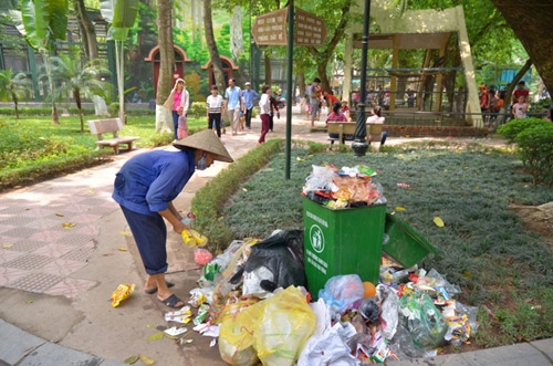
Dù đã làm việc cật lực nhưng công nhân vệ sinh vẫn không thể xử lí hết rác thải. (Ảnh: Inetnet)