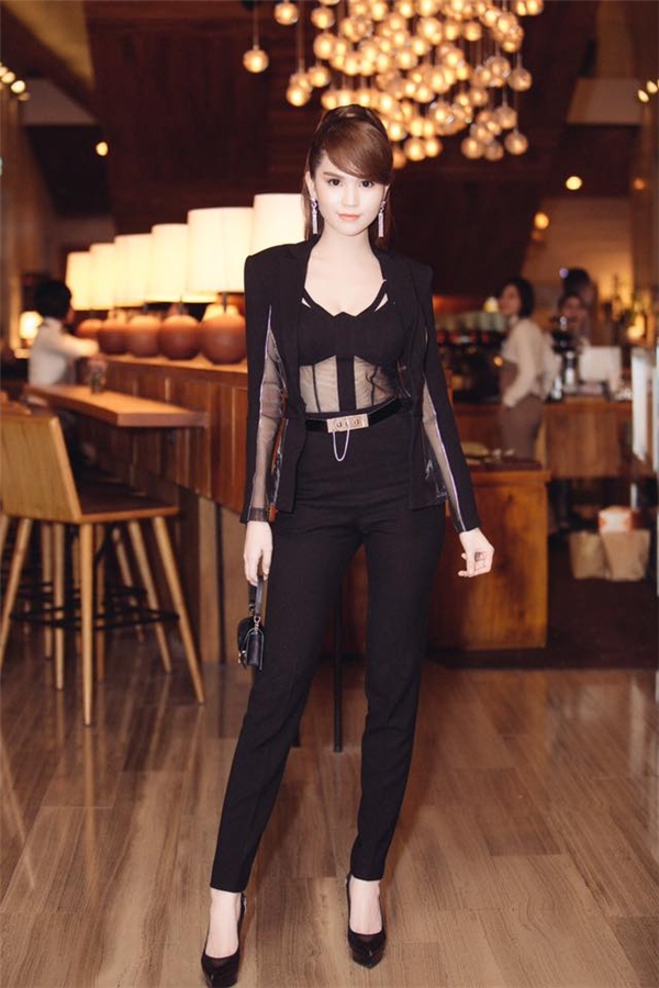 
Vẻ đẹp đến từ sự gợi cảm đã trở thành thương hiệu của Ngọc Trinh. Trên thảm đỏ Tuần lễ Thời trang Quốc tế Việt Nam Xuân - Hè 2016, nữ người mẫu thu hút mọi ánh nhìn trong bộ suit lấy sắc đen làm chủ đạo.