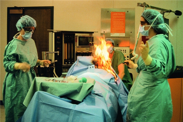 
Hỏa hoạn trong khi phẫu thuật là vô cùng nguy hiểm, bệnh nhân có thể bỏng nặng hoặc tử vong.