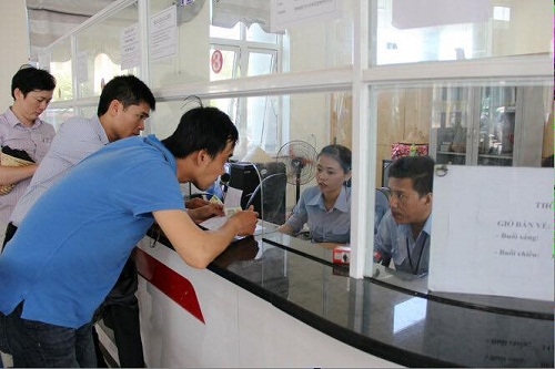 
Hơn 2.000 du khách chật vật mới có tấm vé rời đảo Lý Sơn (Quảng Ngãi) vào sáng 3/5. Ảnh: Daolyson