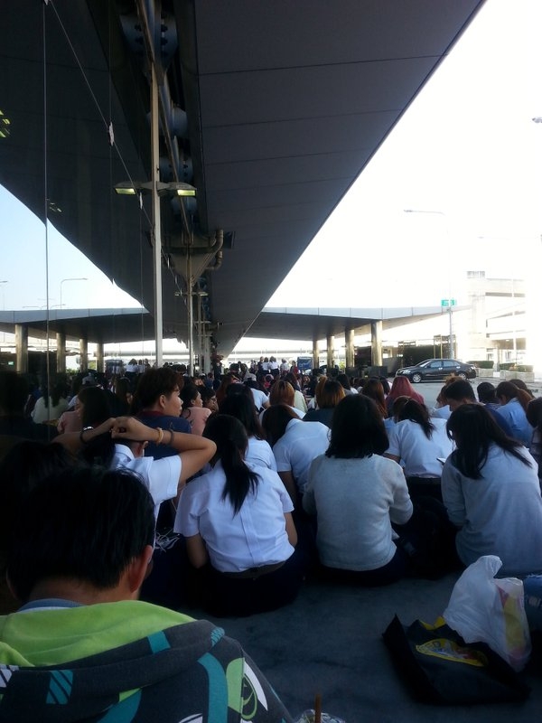 
Hàng trăm fan Thái đã có mặt từ sớm tại sân bay để chào đón nam diễn viên xứ củ sâm.