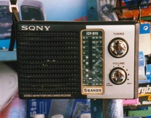 
Nhìn qua, chắc nhiều người sẽ nhầm chiếc radio này đến từ thương hiệu Sony. Nhưng không, chữ O trong từ Sony đã được âm thầm thêm một vạch.