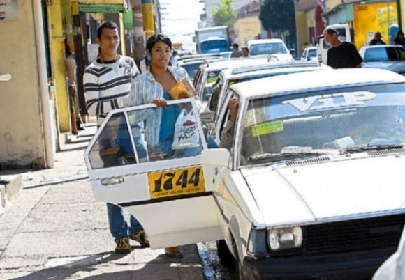 
1 đô la, bạn sẽ được đưa đi khắp nơi trong thành phố bằng taxi khi đến Honduras.
