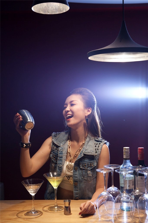 
Phụ nữ với những nghề nghiệp đặc biệt, cần sự tinh tế như nghề pha chế rượu trong các quán bar luôn gây được sức hút đặc biệt. (Ảnh: Internet)