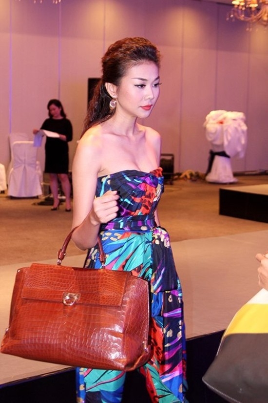 
Chiếc túi to bản mà Thanh Hằng mang thuộc về thương hiệu Salvatore Ferragamo trị giá 700 triệu.