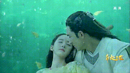 
Nụ hôn dưới nước với Lâm Canh Tân. (Ảnh: Internet)