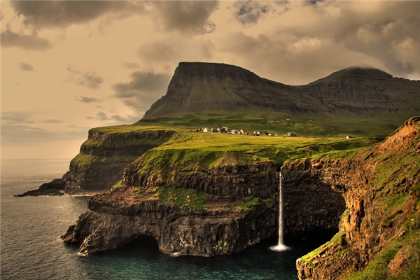 
Gasadalur, Quần đảo Faroe (Ảnh: Internet)