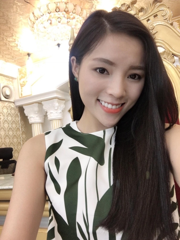 
Được biết, viện thẩm mĩ này chính là một trong những đơn vị tư vấn cho cuộc thi Hoa hậu Việt Nam 2014. Sau khi đăng quang, Hoa hậu sẽ được hưởng những dịch vụ chăm sóc sắc đẹp tại nơi đây. Như vậy, với những chứng cứ này, khán giả càng tin tưởng vào phán đoán của họ.