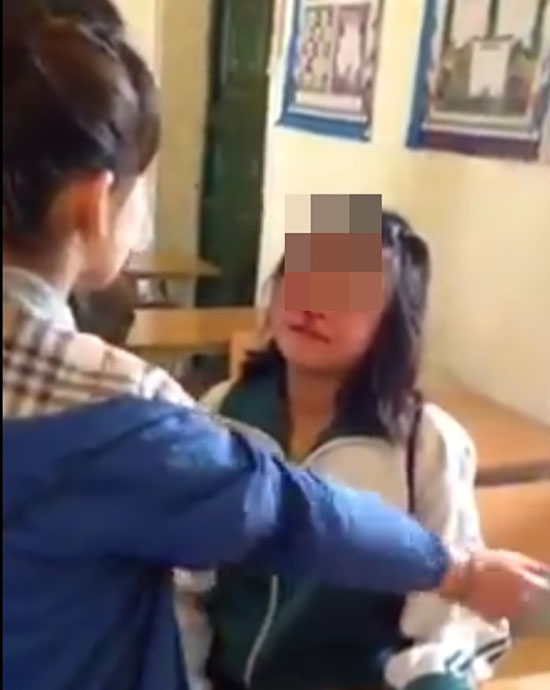 
Nữ sinh bị bạn tát hơn 50 cái vào mặt. Ảnh: Cắt từ clip
