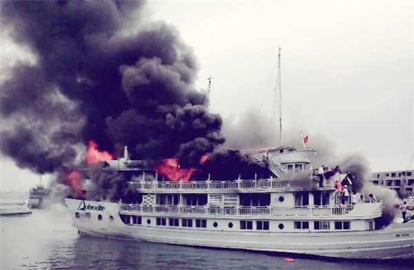 
Đám cháy bùng phát dữ dội trên chiếc du thuyền hạng sang. Ảnh: FB Vương Chip.