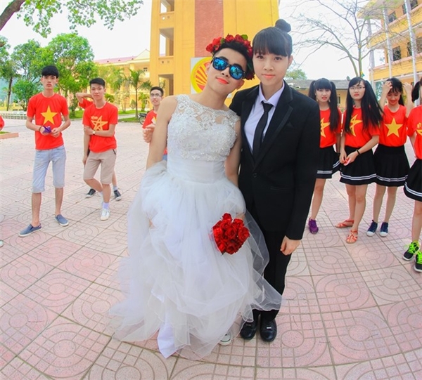 
"Đám cưới kỉ yếu" là chủ đề bộ ảnh của những chàng trai, cô gái lớp 12A1 trường THPT Yên Dũng, Bắc Giang. Các bạn trẻ đã đem tới sự khác biệt trong làn sóng kỉ yếu bột màu, súng nước của năm nay.