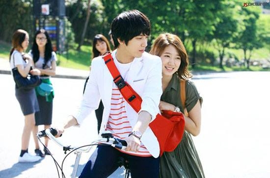 
Khoảnh khắc ngọt ngào, hạnh phúc của Jung Yong Hwa và Park Shin Hye trong "Heartstrings". (Ảnh: Internet)
