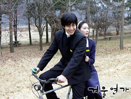 
Bae Yong Joon và Choi Ji Woo trong "Bản tình ca mùa đông". (Ảnh: Internet)