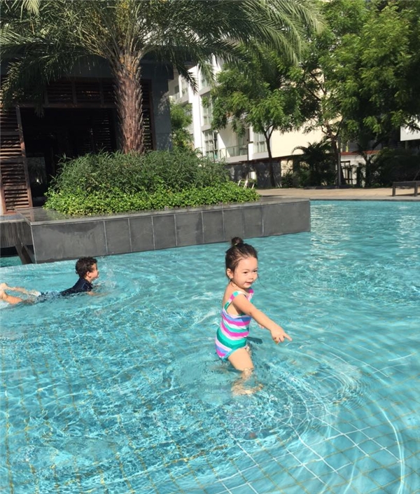 
Mới đây, Đoan Trang chia sẻ loạt khoảnh khắc đáng yêu của con gái ở bể bơi. Vì được bố mẹ "huấn luyện" làm quen với nước từ khi còn nhỏ nên bé Sol tỏ ra rất dạn dĩ. - Tin sao Viet - Tin tuc sao Viet - Scandal sao Viet - Tin tuc cua Sao - Tin cua Sao