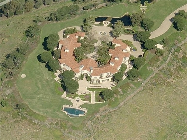 
Tại đây, Teodoro vung tiền mua căn biệt thự 35 triệu đô (hơn 780 tỷ) bên bờ biển Malibu và trả bằng tiền mặt. Đây là căn nhà đắt tiền nhất được bán ra ở California vào năm 2006, có 1 sân tennis, 1 hồ bơi và 1 sân golf 4 lỗ.