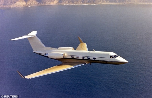 
Teodoro còn sở hữu 1 chiếc phi cơ Gulfstream V 38 triệu đô (847 tỷ đồng), 2 chiếc thuyền máy siêu tốc Nor-Tech 5000, trong đó có một chiếc bị lật trong một bữa tiệc tại Maui năm 2009.