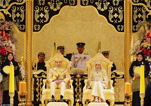 
Đám cưới của Hoàng tử Abdul Malik, con trai út Đức vua Brunei, một trong những người đàn ông giàu có nhất thế giới, với cô dâu Dayangku Raabi'atul 'Adawiyyah Pengiran Haji Bolkiah được xem là một trong những đám cưới xa hoa nhất mà thế giới từng chứng kiến.