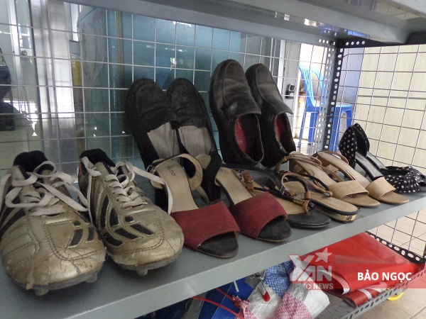 
Chỉ 2.000 đồng đã đủ để chọn mua quần áo, giày dép tại gian hàng đặc biệt.