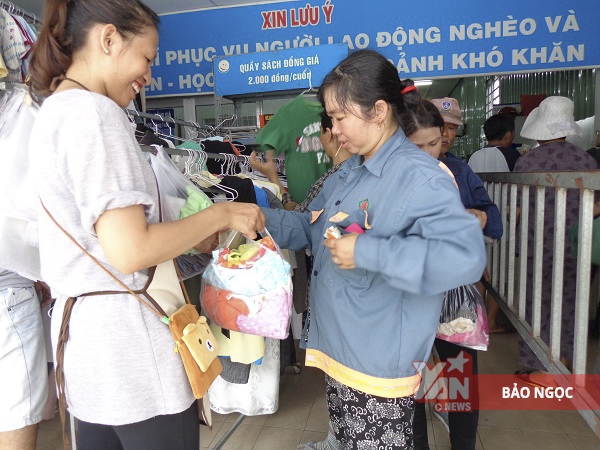 
Nhiều người lao động gọi vui: "đây là cửa hàng đồ si trẻ nhất Sài Gòn"