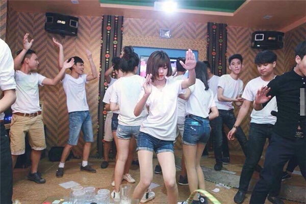 
Phòng karaoke cũng trở thành điểm chụp hình kỉ yếu của các bạn trẻ. Nhiều người cho rằng việc "ăn chơi nhảy múa" như thế này không hề phù hợp với việc chụp ảnh kỉ niệm cho học sinh hết cấp. (Ảnh: Internet)