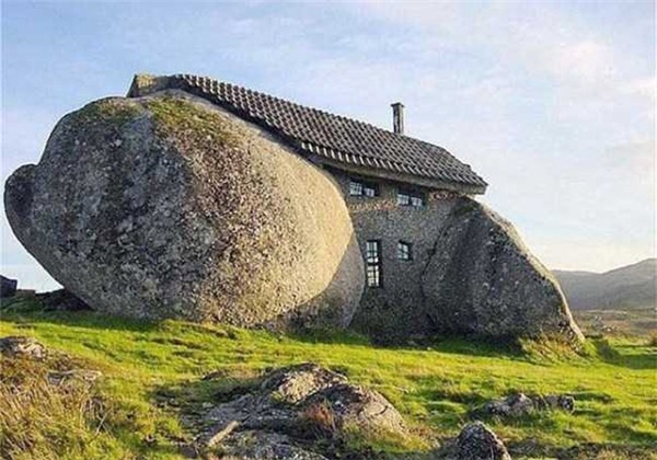 
Ngôi nhà được đục khoét từ một tảng đá.