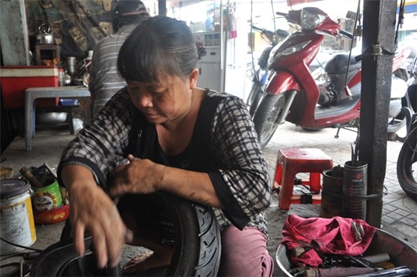 
Trên đường Âu Cơ (quận Tân Bình), hơn 30 năm nay vẫn có những người phụ nữ miệt mài vá lốp xe máy, ô tô, xe tải. Không chỉ biết thay lốp, xăm xe mà họ còn sửa được máy, làm bố thắng, tăng sên, sửa xe tay ga... Ảnh: Internet