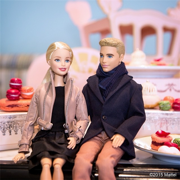 
Qua mặt các cô gái thời hiện đại, Barbie còn có một chàng hoàng tử thực thụ bên cạnh mình. (Ảnh: Internet)