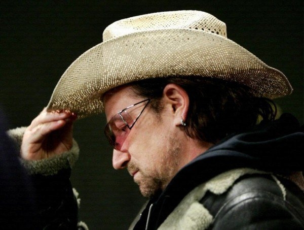 
Giọng ca chính Bono của nhóm U2 từng chi 1.700 đô (gần 38 triệu đồng) tiền máy bay cho chiếc nón mà anh bỏ quên tại nhà khi đi du lịch.