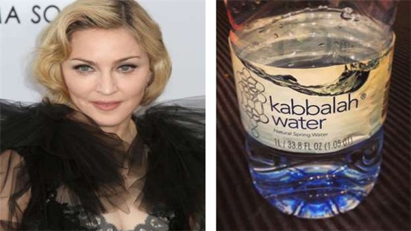 
Nữ hoàng vật chất Madonna không bao giờ uống nước thường, chỉ dùng nước thánh của đạo Kabbalah, mỗi tháng khoảng nước này chỉ tiêu tốn của cô có 10.000 đô (222 triệu đồng).