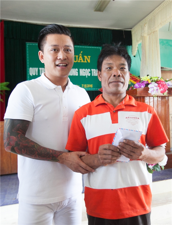 Tuấn Hưng quyên góp hơn 300 triệu cho ngư dân Hà Tĩnh