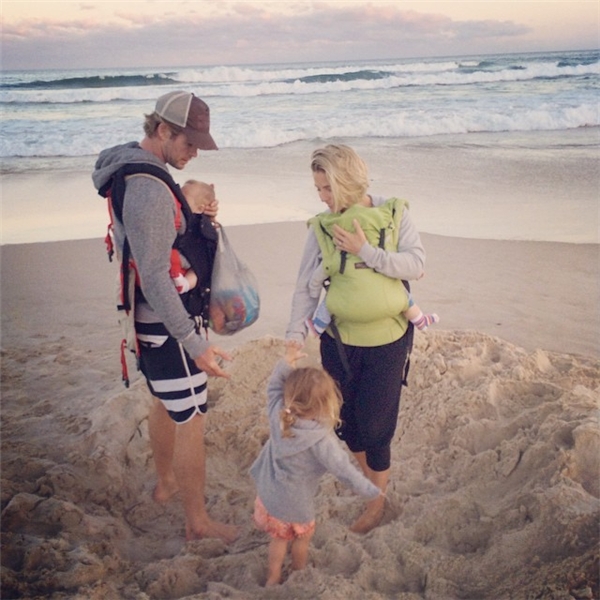 
Chris cùng vợ Elsa, con gái India và cặp song sinh Tristan và Sasha (Ảnh: Internet)