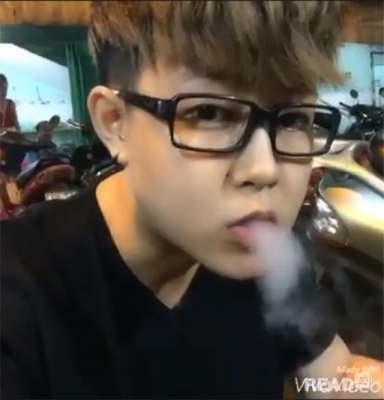 
Một bạn trẻ "nhả khói" khi ăn bánh snack khói. (Ảnh: Internet)