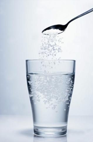  
Nước muối loãng giúp giải độc cơ thể rất hiệu quả. Ảnh: Internet
