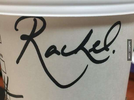 
Chỉ là một cái tên viết vội lên cốc cà phê thôi cũng đủ khiến người ta xao xuyến bởi độ bay bổng của nét chữ.(Ảnh: Bomb01)