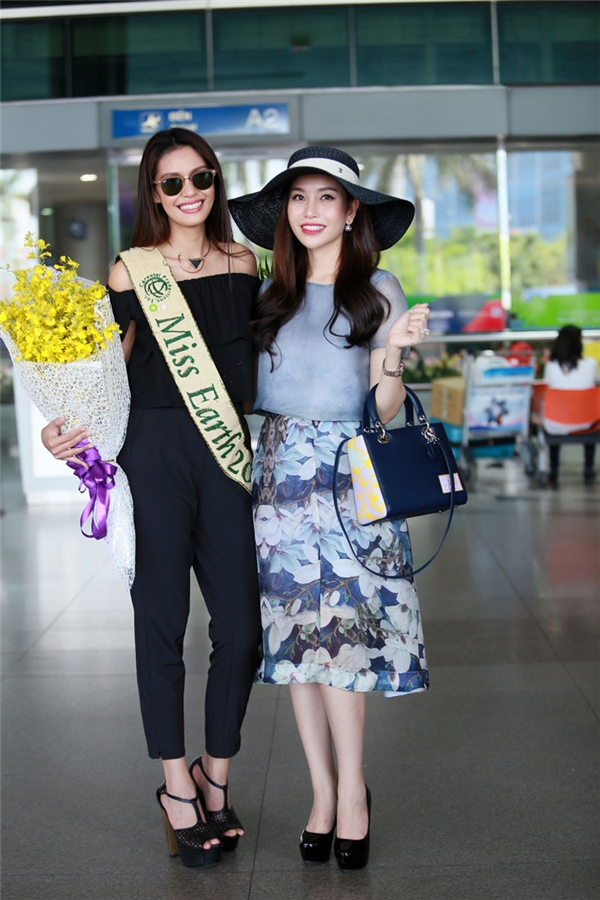 
Ra đón cô là Hoa hậu Doanh nhân thế giới người Việt 2015 Nguyễn Lam Cúc. Cả hai cùng trò chuyện thân thiết.