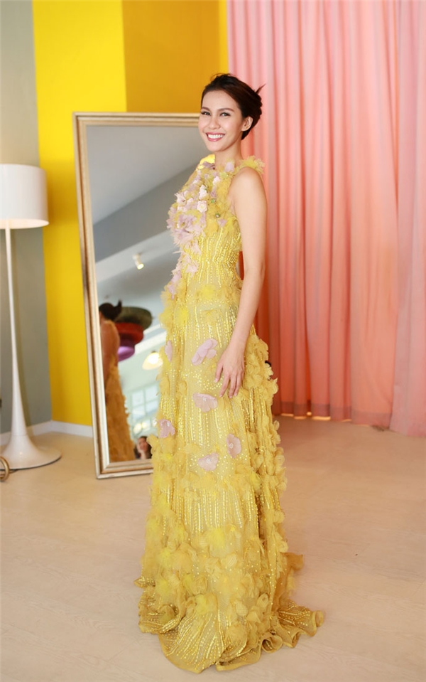 Hoa hậu Trái đất 2015 sang thăm Việt Nam “không kèn không trống”