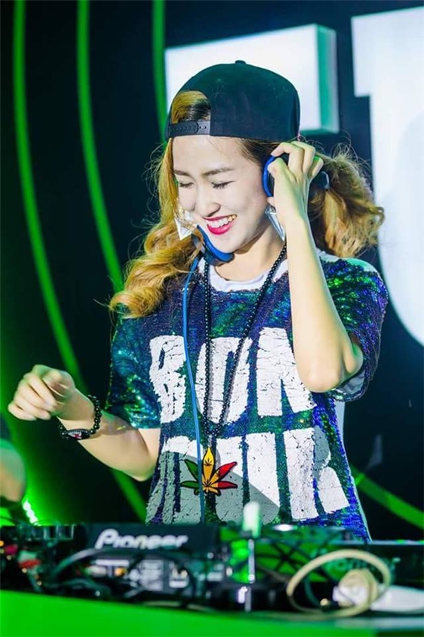 
Cô là một trong những nữ DJ nổi tiếng của giới trẻ Việt. (Ảnh: Internet)